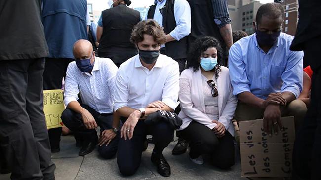 justin trudeau kneels at rally