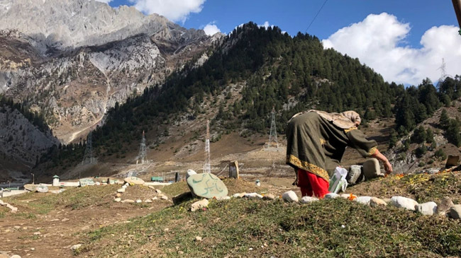 kashmir family crying1