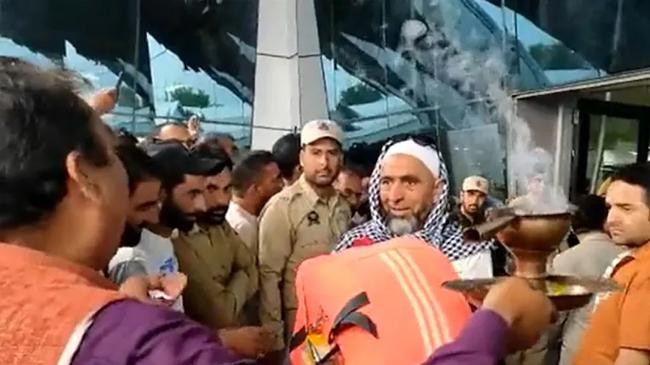 kashmiri pandits welcome first batch of haj pilgrims