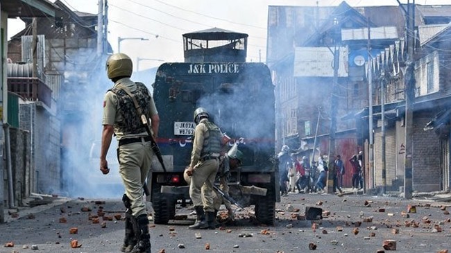 kashmiris block highway