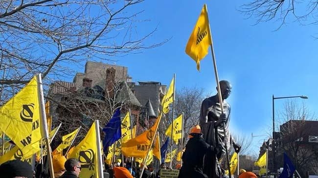 khalistan flag installed on gandhi statue
