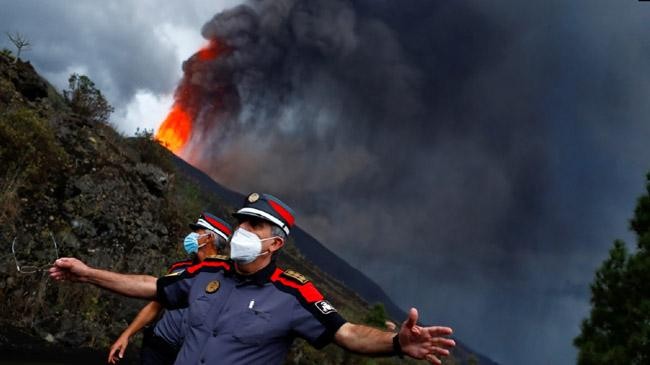 la palma island lava smoke ash home