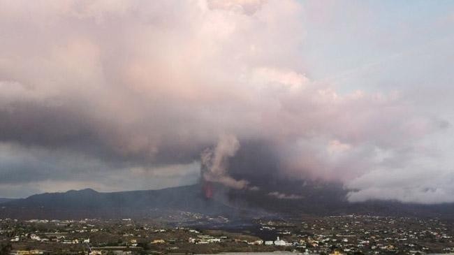 la palma island lava smoke ash