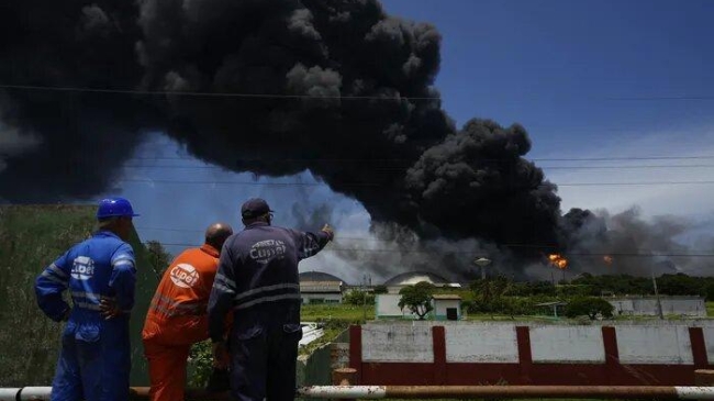 lightning strike on oil storage tank in cuba causes massive fire