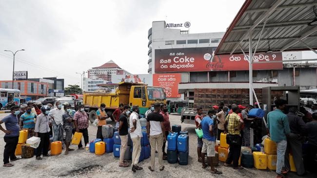 line in srilanka petrol pump