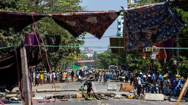 lungi barricade in myanmar