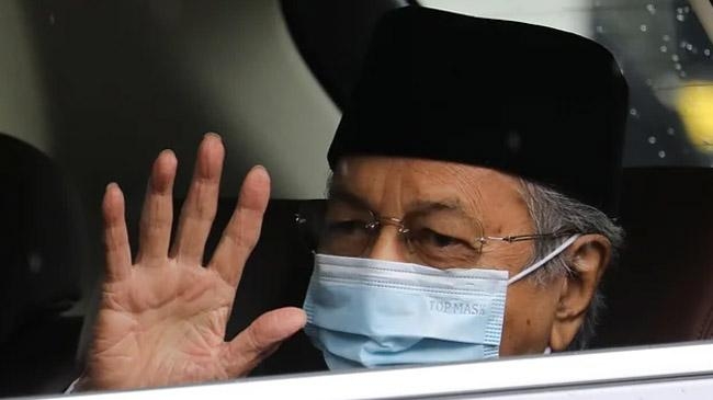 mahathir mohamad allowed return home