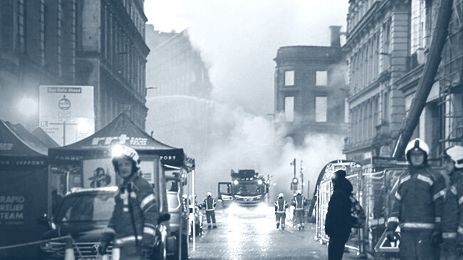 স্কটল্যান্ডে ভয়াবহ অগ্নিকাণ্ড: ধসে পড়ল ঐতিহাসিক ভবন