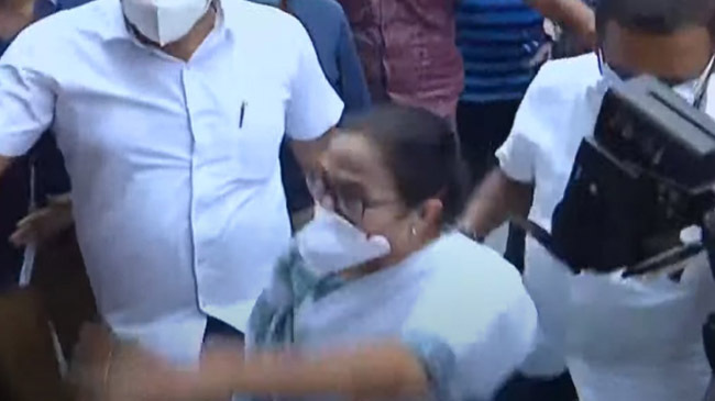 mamata in cbi office