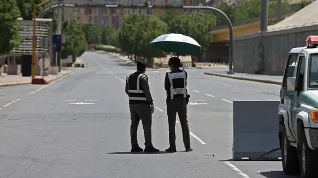 mecca restricts entry