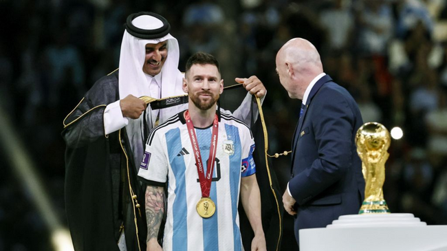 messi wearing bisht