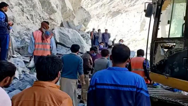 minisbus fall under landslide