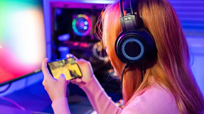 mobile addicted 13 years girl