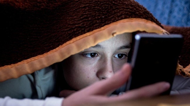mobile addicted child in india