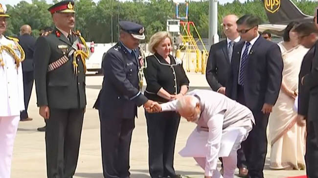 modi pick up flower