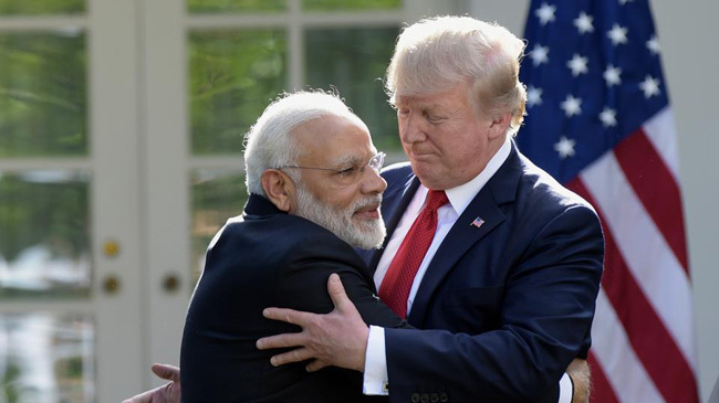 modi trump hug