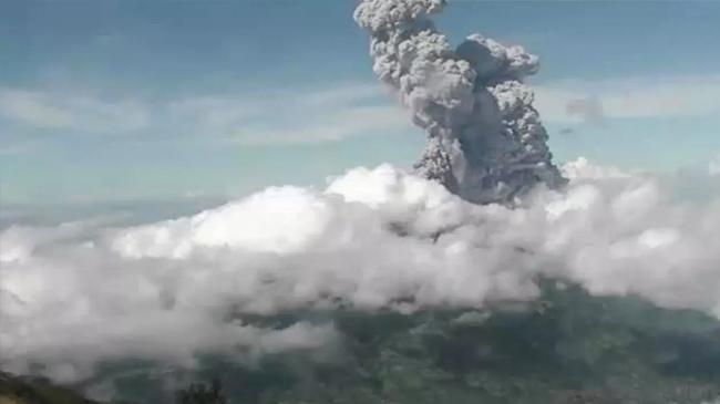 mount merapi erupting again 2