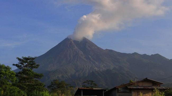 mount merapi erupting again