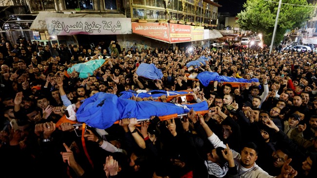 mourners carry the bodies of palestinians who were killed by israeli troops