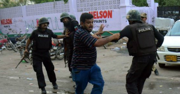 mqm protester attack on a tv station of pakistan