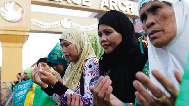 muslim women pray in manila