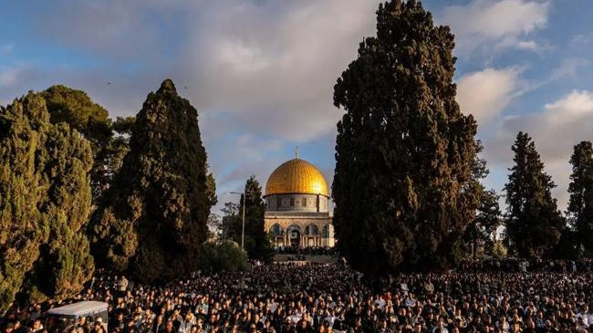 muslims gather at al aqsa mosque to perform prayer