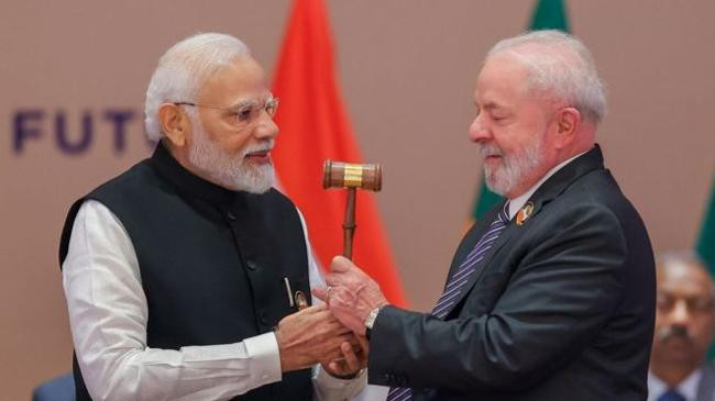 narendra modi hands over the gavel to luiz inacio lula da silva