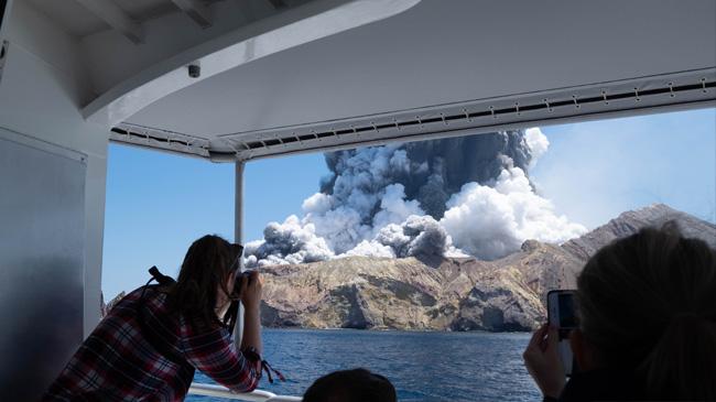new zealand volcano erupts