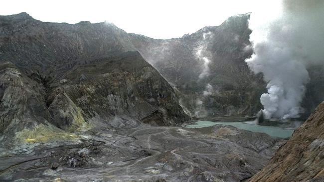 new zealand volcano erupts1