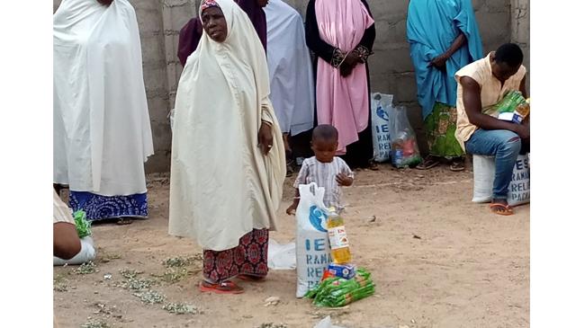 nigerian people collecting aid