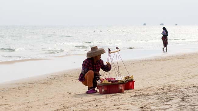 nut seller in seabeach