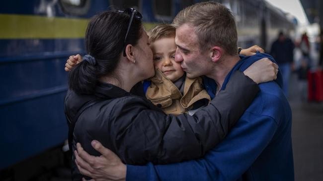 oleksandr and alyona kisses their son egor