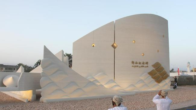 oman unveils monument