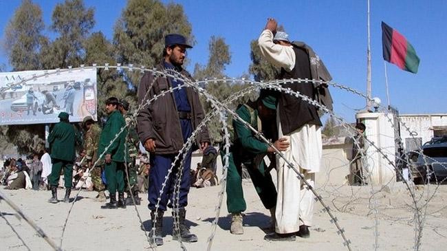 pak afghan border checking man