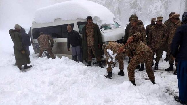 pakistan many dead as heavy snow traps drivers in their vehicles