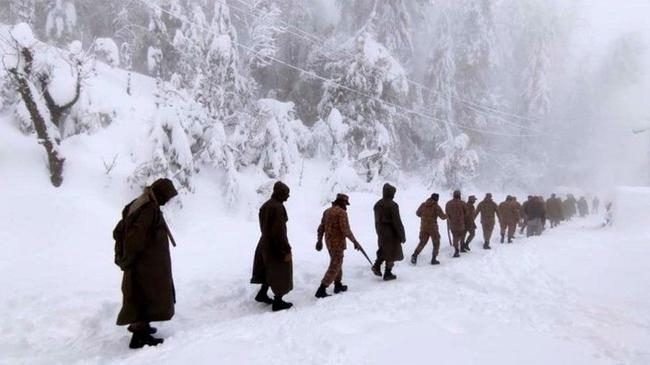 pakistan many dead as heavy snow traps drivers in their vehicles 1