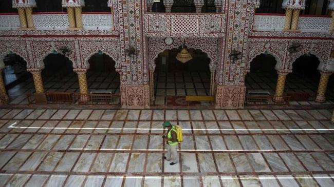 pakistan mosque a man is giving anticeptic02