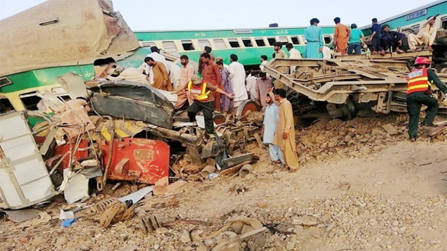 pakistan train accedent