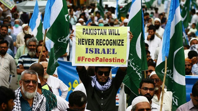 pakistani people protestion on israel uae deal
