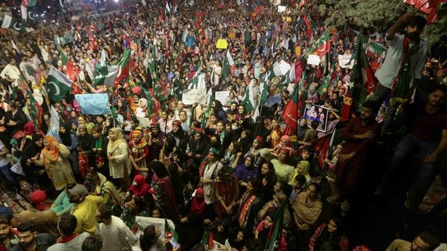 pakistanis staged protest aganist ouster imran inner