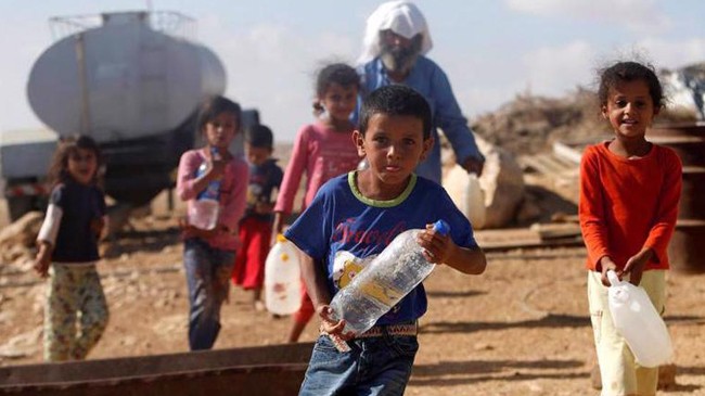 palestine child collect water
