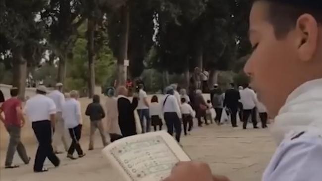 palestinian boy recites surah al kafirun as jews enter al aqsa