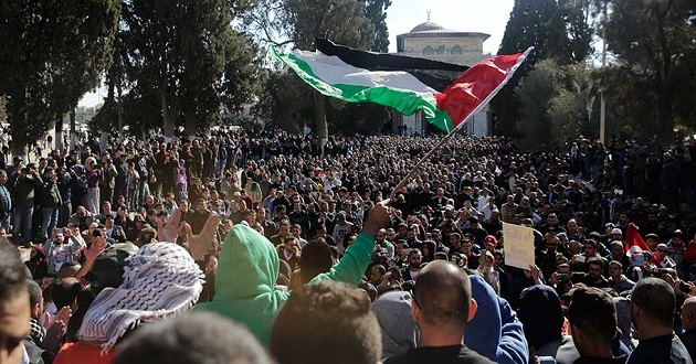 palestinian protesters clash with israeli troops2