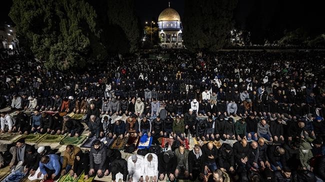 palestinians perform prayers at al aqsa mosque