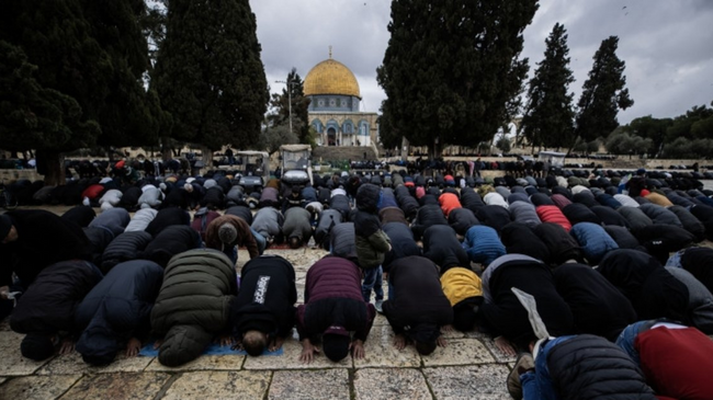 palestinians pray