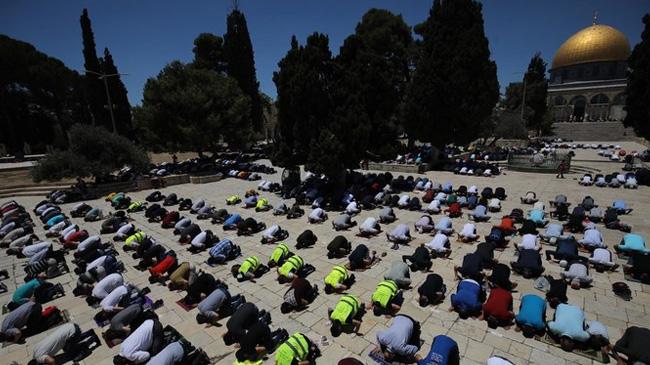 people prayer at al aqsa