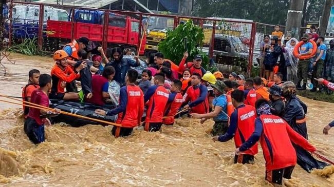 philippines typhoon lost live