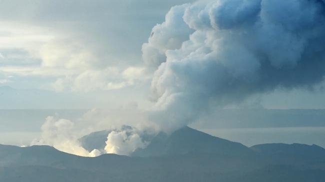 philippines volcanic eruption forces thousands to flee