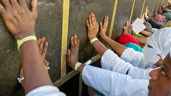 pilgrims pray in front of the kaaba