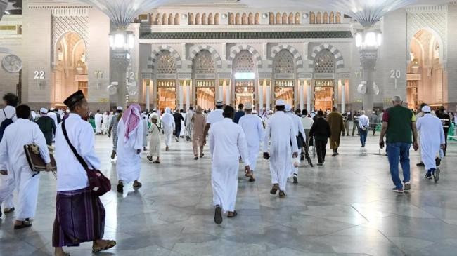 pilgrims visit prophets mosque